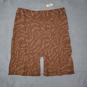 NWT SKIMS 4X Summer Mesh Mid Thigh Short LATTE SWIRL